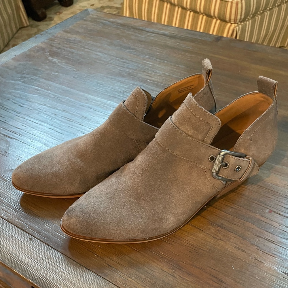Frye & Co Slip On Ankle Boot Size 9M Suede Leather Cut Out Point Toe 3470781